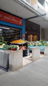 una tienda de comestibles con frutas y verduras a la vista en Apartamento Studio ao Lado da Praia com Wi-Fi e TV Smart en Santos