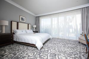 Postel nebo postele na pokoji v ubytování Royal Blue Hotel