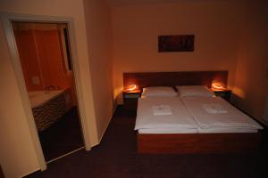 Letto o letti in una camera di Hotel Olympionik