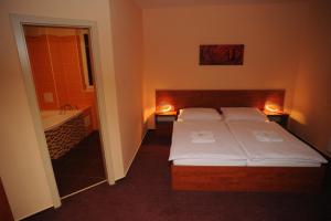 Letto o letti in una camera di Hotel Olympionik