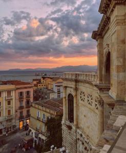 widok na miasto o zachodzie słońca z budynku w obiekcie Cagliari Centro Città Rooms w Cagliari