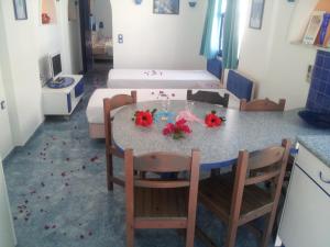 a room with a table with flowers on the floor at Samson΄s Village in Perissa