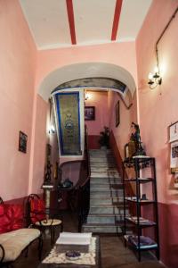 una escalera en una habitación con paredes rosas en B&B Su Maimoni, en Iglesias