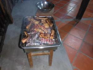 een grill met wat eten erop bij Homestay Ngoc Sang in Vĩnh Long
