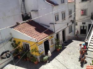 リスボンにあるCozy River View Alfama apartmentの黄白小屋の上面