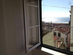 リスボンにあるCozy River View Alfama apartmentの海の景色を望む窓