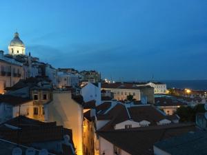 - une vue sur la ville la nuit dans l'établissement Typical river view cosy and central, à Lisbonne