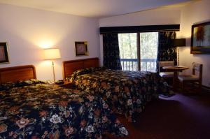 Un pat sau paturi într-o cameră la Greenbrier Inn Killington