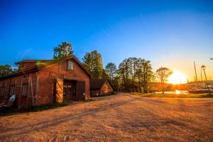 Východ nebo západ slunce při pohledu z bed and breakfast nebo okolí
