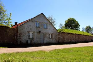 ein altes Steinhaus mit Gras auf dem Dach in der Unterkunft Magasinet in Fredrikstad