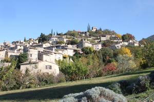 un pueblo en la cima de una colina con casas en Vergers de la Bouligaire, en Mirmande