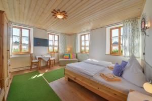 ein Schlafzimmer mit einem großen Bett mit einem grünen Teppich in der Unterkunft Gasthof Pritscher in Greilsberg