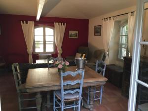 una sala da pranzo con tavolo e sedie in legno di Le mazet du château a Fontvieille