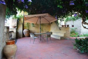 パッティにあるCasa Ale con giardino pensileのパティオ(テーブル、椅子、パラソル付)
