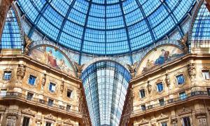 ミラノにあるHappy & Beautiful Flat in Milanの大きなガラス天井