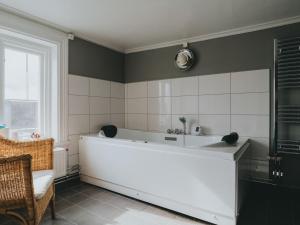 Postel nebo postele na pokoji v ubytování Arboga Stadshotell + 37 fotografií