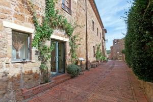 a narrow alleyway with a brick building at Hotel Scilla in Sovana