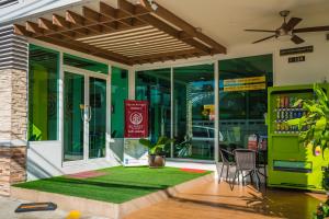 una casa con una alfombra verde en el porche delantero en Sunset Residence Pinklao en Bangkok