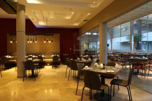 une salle à manger avec des tables et des chaises ainsi qu'un restaurant dans l'établissement Casa Andina Standard Piura, à Piura