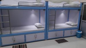 Voodi või voodid majutusasutuse C N Comforts Hotel & Dormitory toas