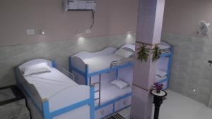 Voodi või voodid majutusasutuse C N Comforts Hotel & Dormitory toas