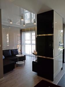 salon z kanapą i stołem w obiekcie Apartament na Złotej w Kielcach