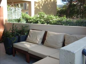 een bank bovenop een patio bij Marina Nova in Cedeira