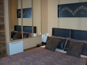 een slaapkamer met een bed en een grote spiegel bij Marina Nova in Cedeira