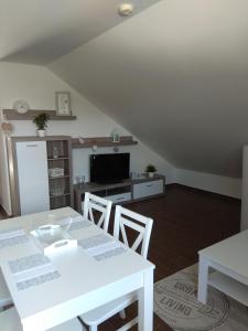 Kuchyňa alebo kuchynka v ubytovaní apartmány pod lesem