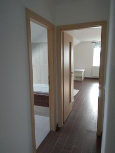 Posteľ alebo postele v izbe v ubytovaní apartmány pod lesem