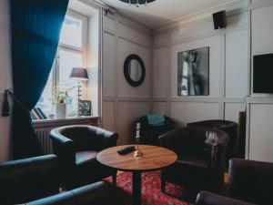 a waiting room with a table and chairs at Arboga Stadshotell in Arboga