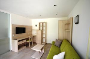 カルテルベッロにあるPanoramahofのリビングルーム(緑のソファ、デスク付)