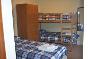 um quarto com 2 beliches e uma cama em The Sefton Hotel em Bridlington