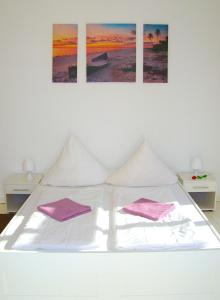 מיטה או מיטות בחדר ב-Rooms & Apartments near Zoologischer Garten