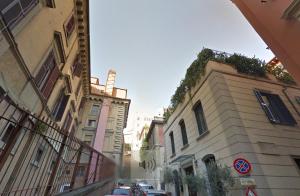 vistas a una calle de la ciudad con edificios y coches en Onofrio Flat, en Roma
