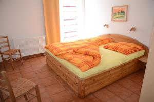 ヴァーネミュンデにあるFerienresidenz Am Stromの窓付きの部屋にベッド付きのベッドルーム1室があります。