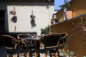 eine Gruppe Stühle und ein Tisch auf einer Terrasse in der Unterkunft Südhotel in Paderborn