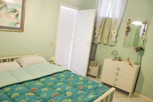 ein Schlafzimmer mit einem Bett und einer Kommode in der Unterkunft Lagomare Puccini in Torre del Lago Puccini