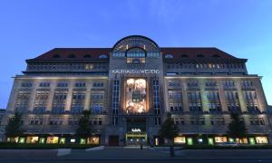 un gran edificio con un cartel en la parte delantera en Rooms & Apartments near Zoologischer Garten, en Berlín