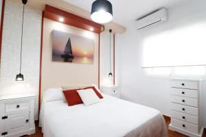 A bed or beds in a room at Summerland Apartments Rota