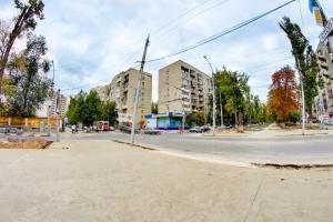 サラトフにあるApartments Rahovの高層ビルが建ち並ぶ街の空き道