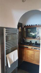 een badkamer met een wastafel en een wastafel bij La Gavaresse in Carqueiranne