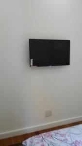 TV de pantalla plana en una pared blanca en Edificio Franco Werneck, en Río de Janeiro