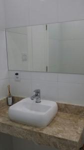 lavabo blanco en la encimera del baño en Edificio Franco Werneck, en Río de Janeiro