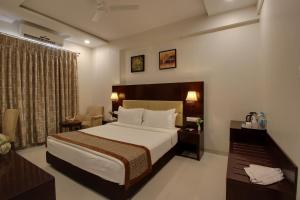 Voodi või voodid majutusasutuse Hotel Sai Jashan Shirdi - Where blessings & comfort meet toas