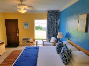 Ein Bett oder Betten in einem Zimmer der Unterkunft Flamingo Bay Hotel & Marina