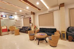 Istumisnurk majutusasutuses Hotel Sai Jashan Shirdi - Where blessings & comfort meet