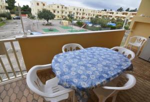 アルゲーロにあるStella Marinaの青いテーブルと椅子、景色を望むバルコニー