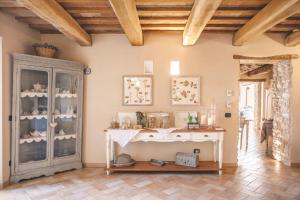 a room with a white table and a glass cabinet at Agriturismo Casal San Sergio in Fossombrone