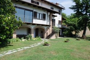 a house with a yard in front of it at Al Riccio in Cocconato